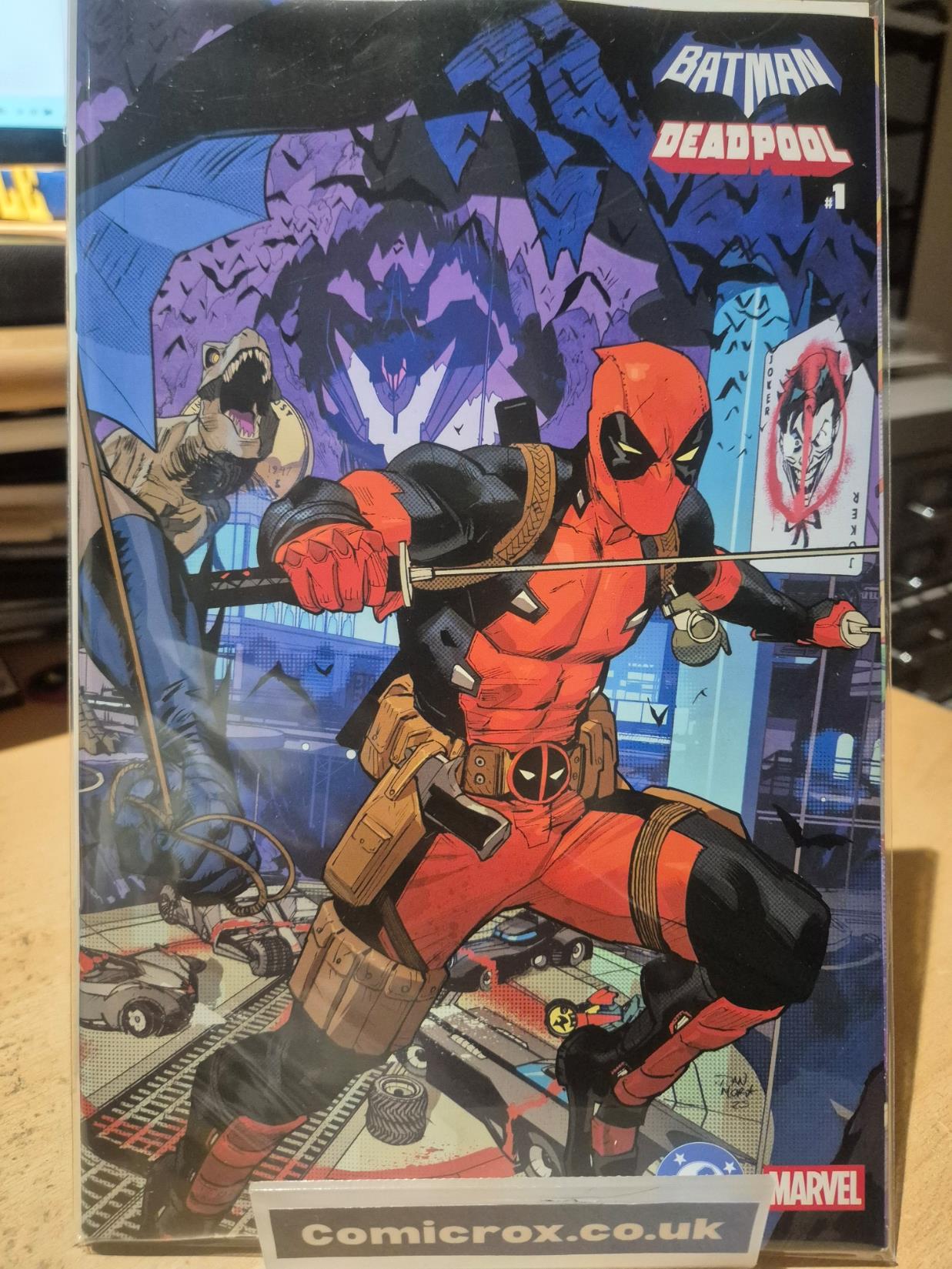 DC MARVEL BATMAN DEADPOOL #1 DAN MORA WRAPAROUND VARIANT (19/11/2025)