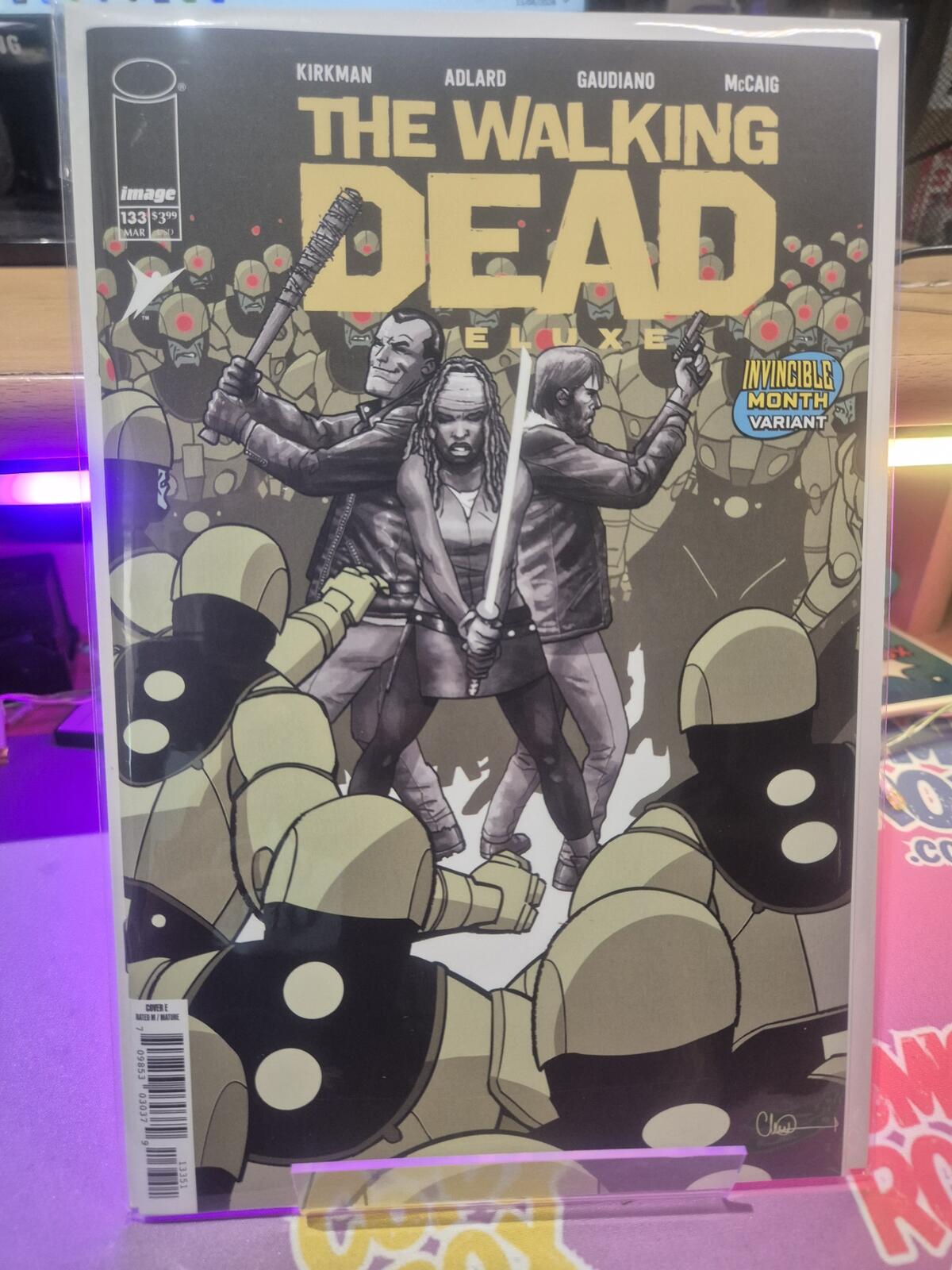 The Walking Dead Deluxe #133, David Finch Invincible Team-Up Variant, NM