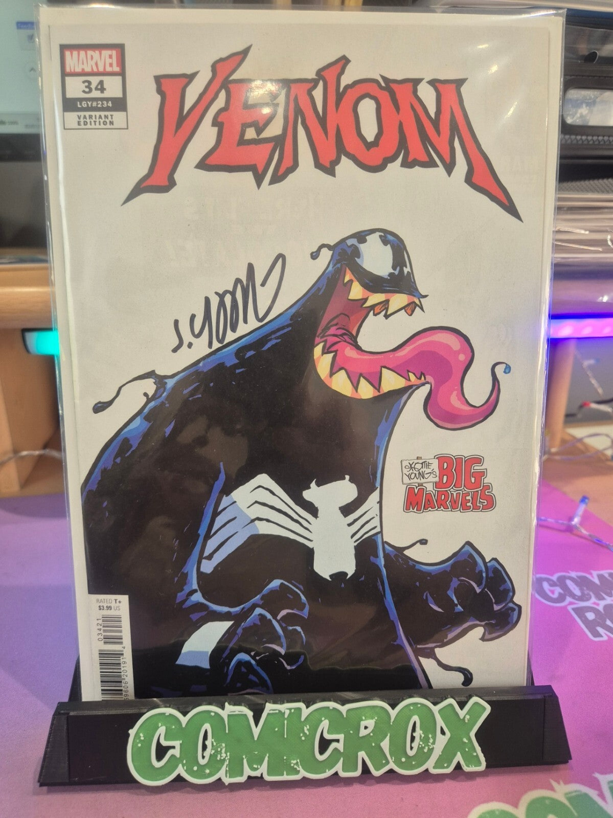 Venom #34, Signed by Skottie, Skottie Young Big Marvels Variant, NM